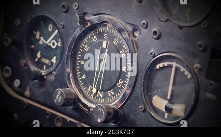 Verschiedene Messgeräte und Anzeigen in einem alten Flugzeug Stockfoto