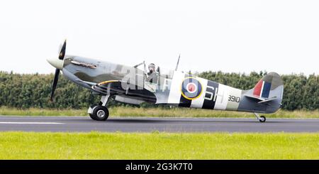 LEEUWARDEN, Niederlande - 10. Juni 2016: Ein Vintage Spitfire Jagdflugzeug auf dem Laufsteg während einer Demonstration im Royal Stockfoto