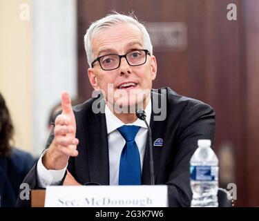 Washington, Usa. Juni 2021. Denis McDonough, US-Minister für Veteranenangelegenheiten, spricht bei einer Anhörung des Ausschusses für Veteranenangelegenheiten des Senats. Kredit: SOPA Images Limited/Alamy Live Nachrichten Stockfoto