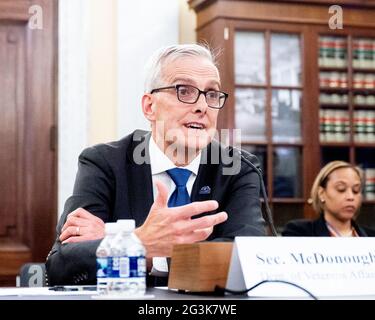 Washington, Usa. Juni 2021. Denis McDonough, US-Minister für Veteranenangelegenheiten, spricht bei einer Anhörung des Ausschusses für Veteranenangelegenheiten des Senats. Kredit: SOPA Images Limited/Alamy Live Nachrichten Stockfoto