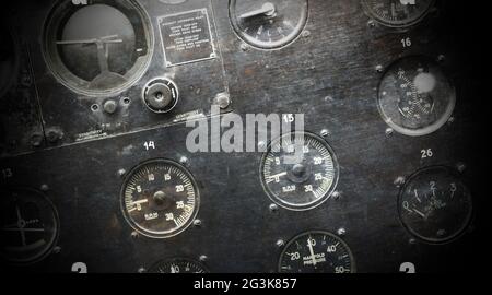 Verschiedene Messgeräte und Anzeigen in einem alten Flugzeug Stockfoto