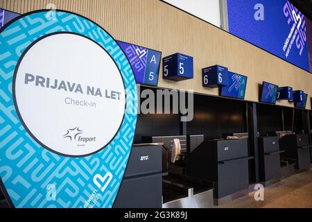Brnik, Slowenien. Juni 2021. Blick auf leere Check-in-Schalter am neuen Passagierterminal am Flughafen Ljubljana.AM Mittwoch, den 16. Juni 2021, WURDE ein neues Passagierterminal am Flughafen Ljubljana Joze Pucnik eingeweiht. Es wird am 1. Juli eröffnet und kann mehr als 1,200 Passagiere pro Stunde bedienen. Kredit: SOPA Images Limited/Alamy Live Nachrichten Stockfoto