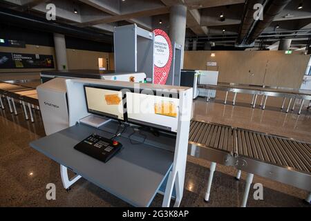 Brnik, Slowenien. Juni 2021. Sicherheitskontrolle am neuen Passagierterminal des Flughafens Ljubljana.AM Mittwoch, den 16. Juni 2021, WURDE ein neues Passagierterminal am Flughafen Ljubljana Joze Pucnik eingeweiht. Es wird am 1. Juli eröffnet und kann mehr als 1,200 Passagiere pro Stunde bedienen. Kredit: SOPA Images Limited/Alamy Live Nachrichten Stockfoto