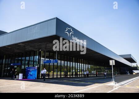 Brnik, Slowenien. Juni 2021. Blick auf das neue Passagierterminal des Flughafens Ljubljana.AM Mittwoch, den 16. Juni 2021, WURDE ein neues Passagierterminal am Flughafen Ljubljana Joze Pucnik eingeweiht. Es wird am 1. Juli eröffnet und kann mehr als 1,200 Passagiere pro Stunde bedienen. Kredit: SOPA Images Limited/Alamy Live Nachrichten Stockfoto