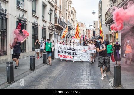 Marcel Vivet marschiert mit Demonstranten durch die Straßen, hält dabei ein Banner, Flaggen und Rauchfackeln in der Hand.Hunderte von Menschen haben in Badalona, einer Stadt neben Barcelona, in Solidarität mit Marcel Vivet demonstriert. Die WHO wurde wegen der Vorfälle, die sich bei einer katalanischen Unabhängigkeitsdemonstration im September 2018 in Barcelona gegen einen Akt der Polizeigewerkschaft Jusapol (Polizei-Gehaltsjustiz) ereigneten, zu fünf Jahren Gefängnis verurteilt. Vivet wurde wegen eines Verbrechens der öffentlichen Unordnung und des Angriffs auf einen Agenten der Behörde vor Gericht gestellt. Dolors Sabater nahm an der Demonstration Teil Stockfoto