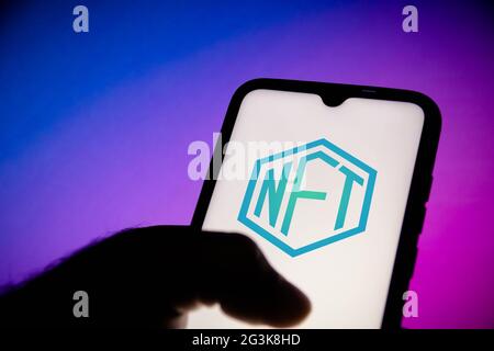 In dieser Abbildung wird ein NFT-Logo (Non-fungible Token) auf einem Smartphone angezeigt. Stockfoto