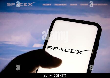 Brasilien. Juni 2021. In dieser Abbildung wird ein Logo von Space Exploration Technologies (SpaceX) auf einem Smartphone angezeigt. (Foto von Rafael Henrique/SOPA Images/Sipa USA) Quelle: SIPA USA/Alamy Live News Stockfoto
