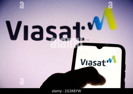 Brasilien. Juni 2021. In dieser Abbildung ist ein Logo von Viasat Inc. Zu sehen, das auf einem Smartphone und im Hintergrund zu sehen ist. (Foto von Rafael Henrique/SOPA Images/Sipa USA) Quelle: SIPA USA/Alamy Live News Stockfoto