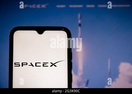 Brasilien. Juni 2021. In dieser Abbildung wird ein Logo von Space Exploration Technologies (SpaceX) auf einem Smartphone angezeigt. (Foto von Rafael Henrique/SOPA Images/Sipa USA) Quelle: SIPA USA/Alamy Live News Stockfoto