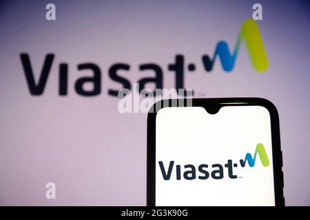 Brasilien. Juni 2021. In dieser Abbildung ist ein Logo von Viasat Inc. Zu sehen, das auf einem Smartphone und im Hintergrund zu sehen ist. (Foto von Rafael Henrique/SOPA Images/Sipa USA) Quelle: SIPA USA/Alamy Live News Stockfoto