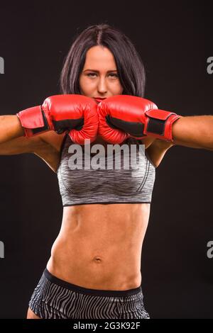 Boxer-Frau mit roten Boxhandschuhen auf Stockfoto