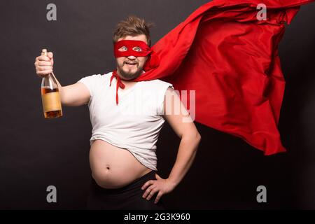 Super anti-Held Mann trinken von Alkohol Stockfoto