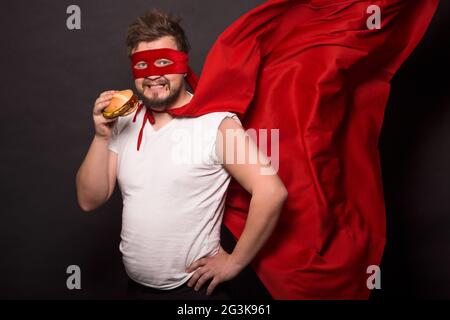 Super anti-Held Mann trinken von Alkohol Stockfoto