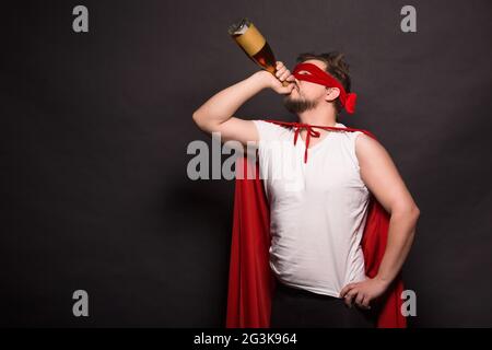 Super anti-Held Mann trinken von Alkohol Stockfoto