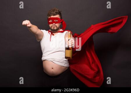 Super anti-Held Mann trinken von Alkohol Stockfoto