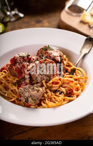 Spaghetti mit hackbällchen und Tomatensauce auf einer Platte Stockfoto