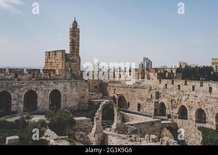 Nahaufnahme des Turms von David und der alten Stadtmauer von Jerusalem gegen den klaren Himmel. Alte jüdische Zitadelle am Eingang zur Altstadt in je Stockfoto