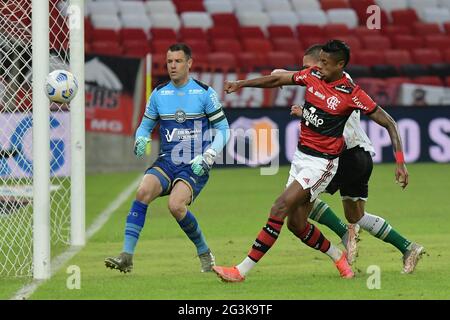 Maracana Stadium, Rio de Janeiro, Brasilien. Juni 2021. Copa do Brazil, Flamengo gegen Coritiba; Bruno Henrique von Flamengo verpasst eine einfache Torchance im Kasten Credit: Action Plus Sports/Alamy Live News Stockfoto