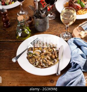Meeresfrüchte Linguine Pasta mit Venusmuscheln serviert mit Wein Stockfoto