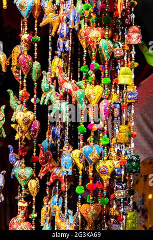 Hängende Ornamente mit indischen Figuren und farbigen Reizen, um Interieurs zu schmücken. Kunst- und Dekorationskonzept. Stockfoto