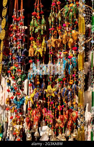 Hängende Ornamente mit indischen Figuren und farbigen Reizen, um Interieurs zu schmücken. Kunst- und Dekorationskonzept. Stockfoto