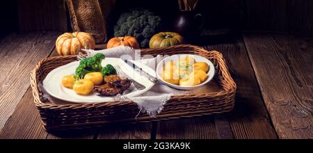 Knödel mit Kürbismus und gegrillten Rippchen Stockfoto