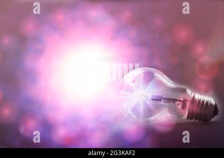 Glühlampe im Bokeh-Hintergrund Stockfoto