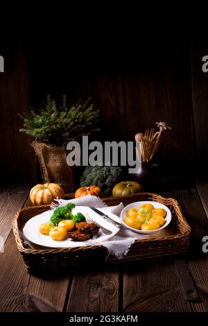 Knödel mit Kürbismus und gegrillten Rippchen Stockfoto