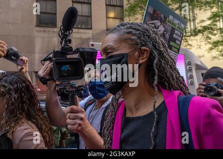 NEW YORK, NY- 16. JUNI: Die Bürgermeisterin von New York City, Maya Wiley, kommt zur dritten Fernsehdebatte am 16. Juni 2021 in New York City in die NBC-Fernsehstudios. Stockfoto