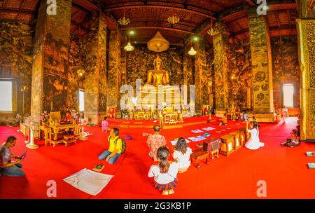 Menschen im buddhistischen Tempel Stockfoto