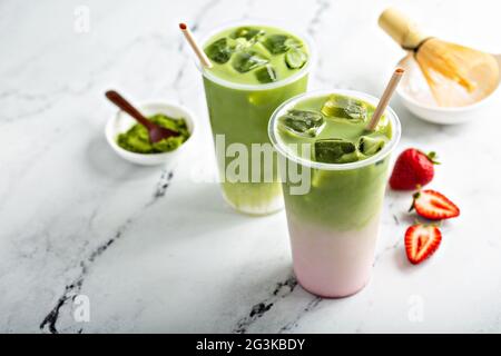 Kalter Matcha Latte in einem hohen Glas auf Marmor Stockfoto