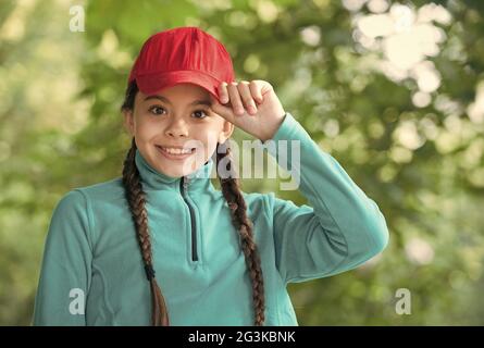 Der fantastische Touch rundet Ihr Hipster-Outfit ab. Kleine Mädchen tragen Hüftmütze im Freien. Modisches Accessoire. Fröhliches Kind genießt Hipster-Style. Schönheit Stockfoto