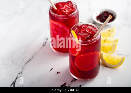 Zitronen-Hibiskustee kalt mit Eis serviert Stockfoto