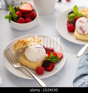 Shortcake-Eiscreme-Sandwiches mit frischen Beeren Stockfoto