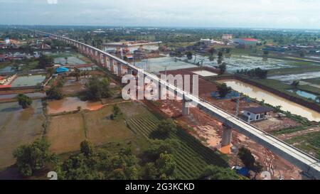 (210617) -- VIENTIANE, 17. Juni 2021 (Xinhua) -- Luftaufnahme vom 15. Juni 2021 zeigt die im Bau befindliche Phonethong-Brücke in Vientiane, Laos. Die China Railway No. 5 Engineering Group (CREC-5) hat den Bau der Hauptstruktur der längsten Brücke entlang der China-Laos Railway, der Phonethong Super Major Brücke, abgeschlossen.das chinesische Ingenieurunternehmen, die CREC-5, sagte Xinhua am Mittwoch, dass mit der letzten Pier am Montag zementiert, Die Hauptstruktur der Phonethong Super-Major-Brücke, der längsten China-Laos-Eisenbahnbrücke mit einer Länge von 7,528.56 Metern und 231 Pfeilern, w Stockfoto