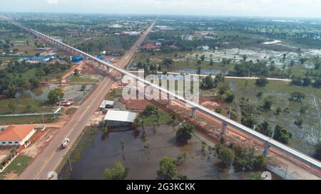 (210617) -- VIENTIANE, 17. Juni 2021 (Xinhua) -- Luftaufnahme vom 15. Juni 2021 zeigt die im Bau befindliche Phonethong-Brücke in Vientiane, Laos. Die China Railway No. 5 Engineering Group (CREC-5) hat den Bau der Hauptstruktur der längsten Brücke entlang der China-Laos Railway, der Phonethong Super Major Brücke, abgeschlossen.das chinesische Ingenieurunternehmen, die CREC-5, sagte Xinhua am Mittwoch, dass mit der letzten Pier am Montag zementiert, Die Hauptstruktur der Phonethong Super-Major-Brücke, der längsten China-Laos-Eisenbahnbrücke mit einer Länge von 7,528.56 Metern und 231 Pfeilern, w Stockfoto