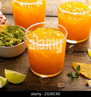 Ananas und Mango margarita mit Chips und Guacamole Stockfoto