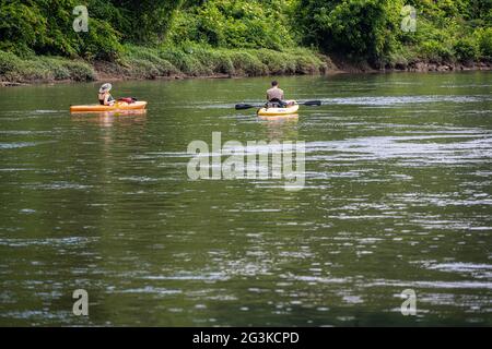 Paar Kajakfahrten auf dem Chattahoochee River in North Metro Atlanta, Georgia. (USA) Stockfoto