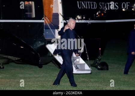 US-Präsident Joe Biden geht auf der Ellipse, nachdem er mit Marine One auf dem Weg zum Weißen Haus in Washington, DC, USA, angekommen ist. Juni 2021. Biden kehrt von seiner ersten Auslandsreise als US-Präsident zurück, während der er an der G7 teilnahm und mit dem russischen Präsidenten Wladimir Putin zusammentraf. Quelle: SIPA USA/Alamy Live News Stockfoto