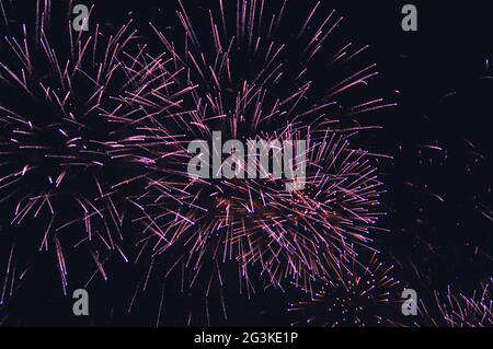 Schöne Aufnahme von rosa Feuerwerk in den dunklen Himmel explodieren Stockfoto