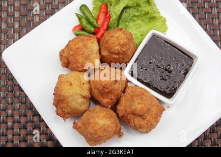 Indonesischer tiefgebratene Tofu mit süßer und würziger Sauce, traditionelles Essen aus Malang, Ost-Java Stockfoto