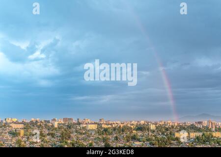 Regenbogen über der Stadt Addis Abeba Stockfoto