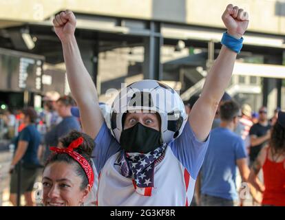 Austin, Texas, USA. Juni 2021. Ein Unterstützer erwartet am 16. Juni 2021 in Austin, Texas, den Beginn eines internationalen Freundschaftstitts zwischen den USA und Nigeria. Quelle: Scott Coleman/ZUMA Wire/Alamy Live News Stockfoto