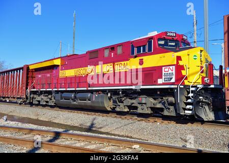 Elgin, Illinois, USA. Lokomotiven der Canadian National Railway, einschließlich einer für die Wisconsin Central Railroad gemalten CN Heritage Unit. Stockfoto