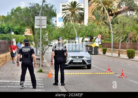 Vendrell, Spanien. Juni 2021. Zwei lokale Polizeibeamte, die während einer Polizeikontrolle an einem Kontrollpunkt gesehen werden.die örtliche Polizei von Vendrell Spanien führt willkürliche Polizeikontrollen durch, um die Einhaltung des Gesetzes zu gewährleisten. Sie führen Alkohol- und Drogenkontrollen an den Fahrern durch und halten die Fahrzeuge gemäß den spanischen Verkehrsgesetzen alle 4 Jahre an den Vorschriften wie technische Inspektion und Unfallversicherung fest. (Foto von Ramon Costa/SOPA Images/Sipa USA) Quelle: SIPA USA/Alamy Live News Stockfoto