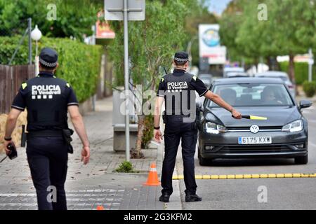 Vendrell, Spanien. Juni 2021. Ein örtlicher Polizist zieht ein Fahrzeug während einer Polizeikontrolle an einem Kontrollpunkt an.die örtliche Polizei von Vendrell Spanien führt zufällige Polizeikontrollen durch, um die Einhaltung des Gesetzes zu gewährleisten. Sie führen Alkohol- und Drogenkontrollen an den Fahrern durch und halten die Fahrzeuge gemäß den spanischen Verkehrsgesetzen alle 4 Jahre an den Vorschriften wie technische Inspektion und Unfallversicherung fest. (Foto von Ramon Costa/SOPA Images/Sipa USA) Quelle: SIPA USA/Alamy Live News Stockfoto