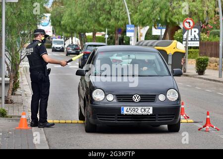 Vendrell, Spanien. Juni 2021. Ein örtlicher Polizist zieht ein Fahrzeug während einer Polizeikontrolle an einem Kontrollpunkt an.die örtliche Polizei von Vendrell Spanien führt zufällige Polizeikontrollen durch, um die Einhaltung des Gesetzes zu gewährleisten. Sie führen Alkohol- und Drogenkontrollen an den Fahrern durch und halten die Fahrzeuge gemäß den spanischen Verkehrsgesetzen alle 4 Jahre an den Vorschriften wie technische Inspektion und Unfallversicherung fest. (Foto von Ramon Costa/SOPA Images/Sipa USA) Quelle: SIPA USA/Alamy Live News Stockfoto