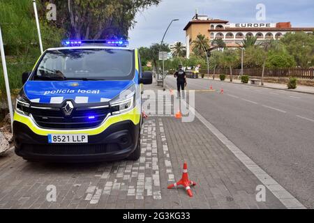 Vendrell, Spanien. Juni 2021. Ein Polizeifahrzeug, das während einer Polizeikontrolle an einem Kontrollpunkt gesehen wird.die örtliche Polizei von Vendrell Spanien führt zufällige Polizeikontrollen durch, um die Einhaltung des Gesetzes zu gewährleisten. Sie führen Alkohol- und Drogenkontrollen an den Fahrern durch und halten die Fahrzeuge gemäß den spanischen Verkehrsgesetzen alle 4 Jahre an den Vorschriften wie technische Inspektion und Unfallversicherung fest. Kredit: SOPA Images Limited/Alamy Live Nachrichten Stockfoto