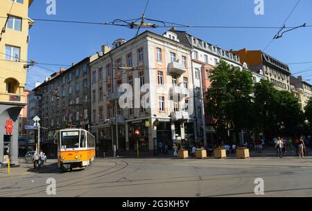 Straßenbahnen im Stadtzentrum von Sofia in Bulgarien. Stockfoto