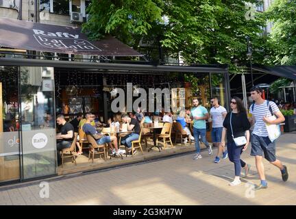 Vitosha Boulevard ist eine lebhafte Fußgängerzone mit vielen Restaurants, Cafés und Geschäften. Sofia, Bulgarien. Stockfoto